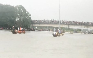 সদরপুরে ঐতিহ্যবাহী খেজুরতলা নৌকা বাইচ অনুষ্ঠিত 