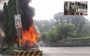রাজধানীতে হঠাৎ এসি বাসে আগুন