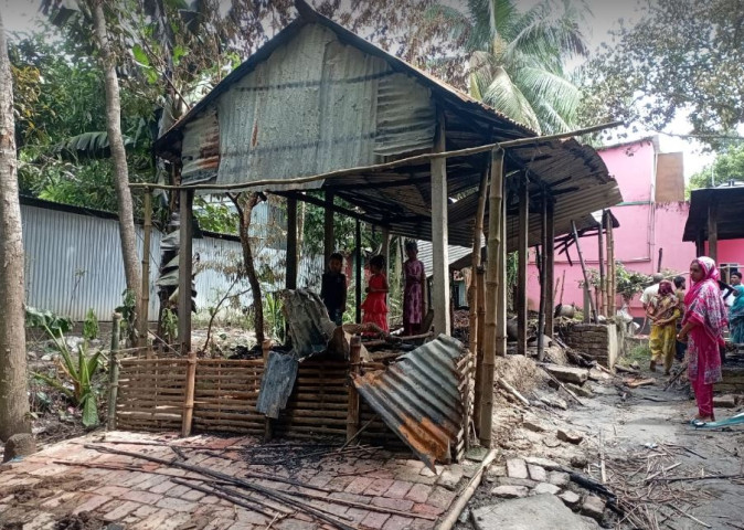 সদরপুরে অগ্নিকান্ডে গরুসহ বস্মিভূত ২ ঘর