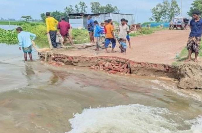 বসতভিটাসহ শত বিঘা জমি ধরলায় বিলীন