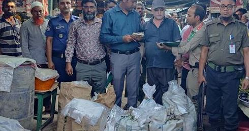 সদরপুর বাজারে ভ্রাম্যমান আদালতের অভিযানে নিষিদ্ধ পলিথিন জব্দ ও জরিমানা 