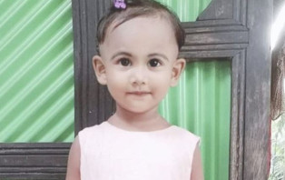 ফোনে কথা বলছিলেন মা, পুকুরে ডুবে মারা গেল মেয়ে