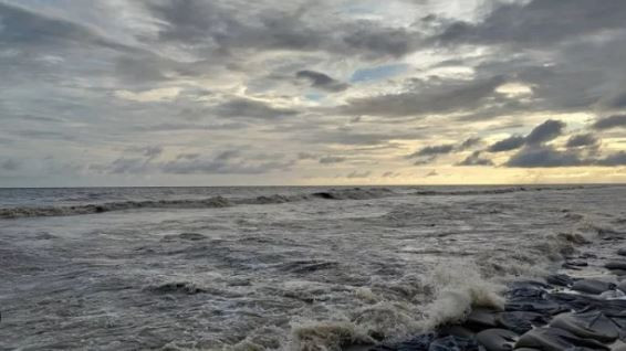 চার সমুদ্রবন্দরে ৩ নম্বর সংকেত
