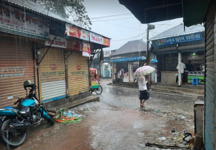 চরভদ্রাসনে টানা বৃষ্টিতে বিপর্যস্ত জনজীবন
