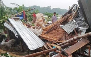 তিন মিনিটের ঘুর্ণিঝড়ে ১৫টি বসতঘর ও অসংখ্য গাছপালা লন্ডভন্ড