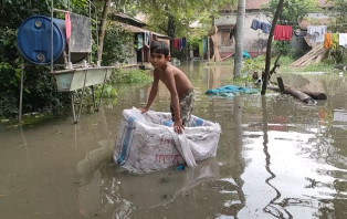 সদরপুরে ভারী বর্ষণে জেলেপল্লী পানির নীচে ২ শতাধিক পরিবার 