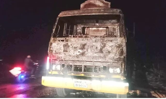 অবরোধে গম বোঝাই ট্রাকে আগুন