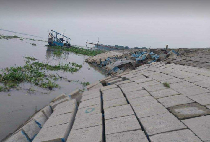 চরভদ্রাসনে পদ্মা নদীর তীর সংরক্ষন বাঁধে প্রায় ১৬০ ফিট এলাকা জুড়ে ধ্বস