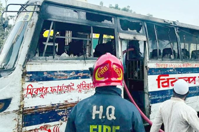 রাজধানীর গুলিস্তানে বাসে আগুন