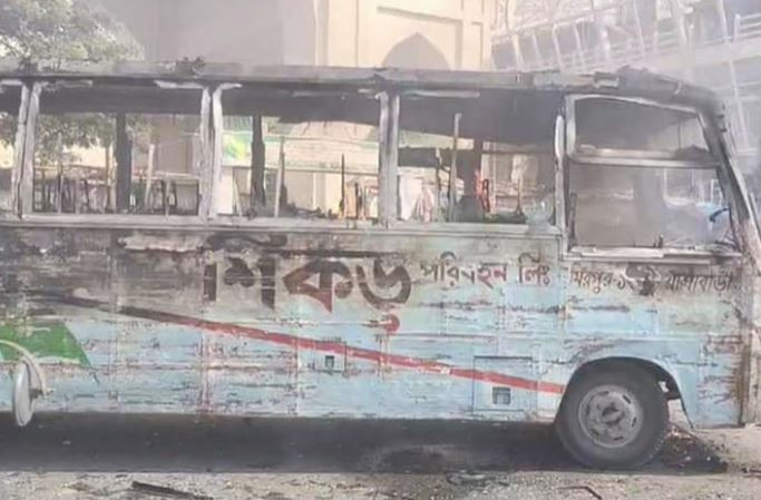 ১৭ দিনে ১৩৭ যানবাহনে আগুন