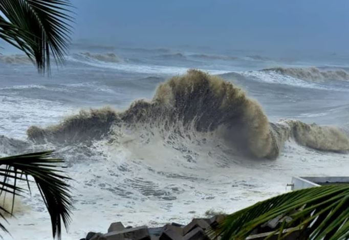 দুর্বল হয়ে ঘূর্ণিঝড় এখন গভীর নিম্নচাপ, নামল বিপৎসংকেত