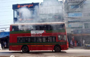 মিরপুরে বিআরটিসির দোতলা বাসে আগুন