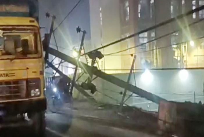 ট্রাকের ধাক্কায় মহাসড়কে পড়ল বিদ্যুতের ১০ খুঁটি