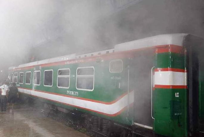 সিলেটে উপবন এক্সপ্রেস ট্রেনে আগুন