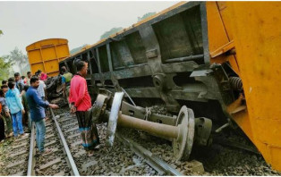 নাটোরে ট্রেন লাইনচ্যুত, রেল যোগাযোগ বন্ধ