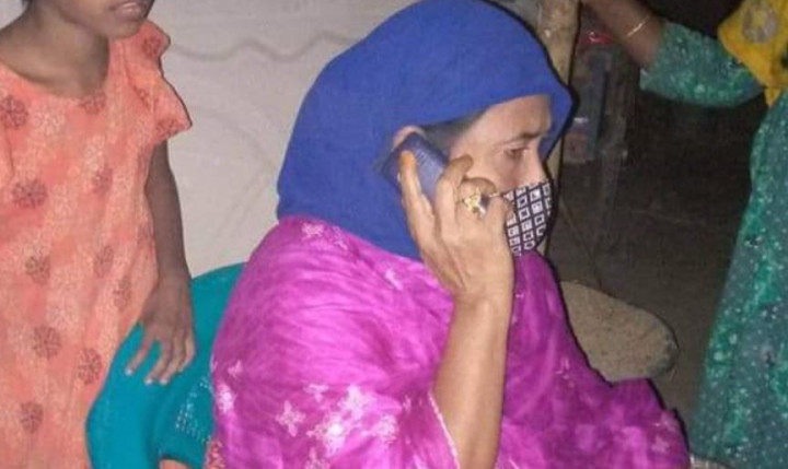 বিয়ের দাবিতে ২৪ বছর বয়সের প্রেমিকের বাড়িতে ৫০ বছরের নারীর অনশন