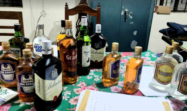 সালথায় বিদেশি মদসহ এক যুবতী আটক