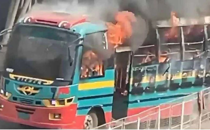 ধানমণ্ডিতে রজনীগন্ধা পরিবহনের বাসে আগুন