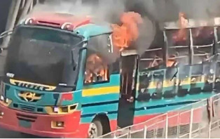 ধানমণ্ডিতে রজনীগন্ধা পরিবহনের বাসে আগুন