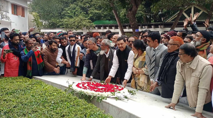 বঙ্গবন্ধুর সমাধিতে নবনির্বাচিত এমপি লাবু চৌধুরীর শ্রদ্ধা