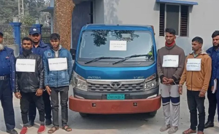 ফরিদপুরে পিকআপ গাড়িসহ ৪ ডাকাত গ্রেফতার