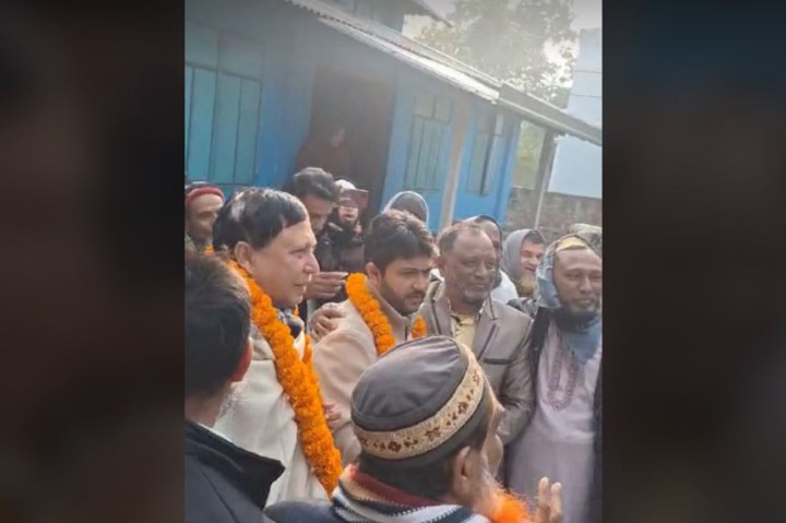 সদরপুরে এমপি নিক্সন চৌধুরীর ইটের সোলিং-এ উন্নীত করণে কাঁচা মাটির রাস্তা পরিদর্শন 