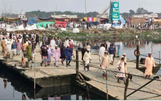 জুমার নামাজ পড়তে ইজতেমার ময়দানে ছুটছেন মুসল্লিরা