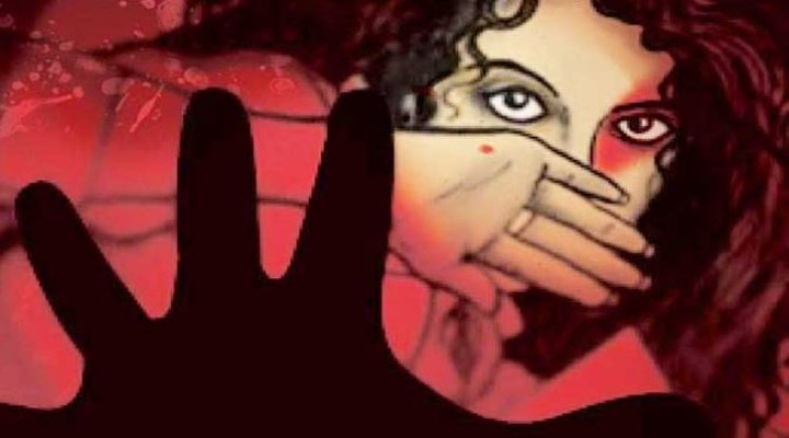 চোখে-মুখে আঠা লাগিয়ে গৃহবধূকে গণধর্ষণ   