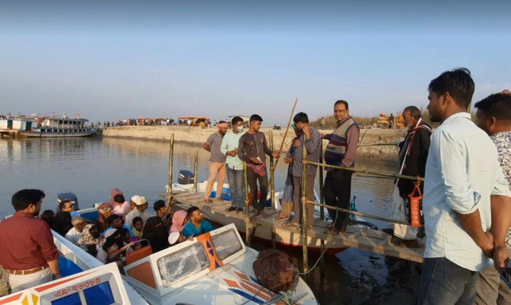 চরভদ্রাসন উপজেলার গোপালপুর ঘাটে যাত্রীদের কাছ থেকে অতিরিক্ত ভাড়াঁ আদায়