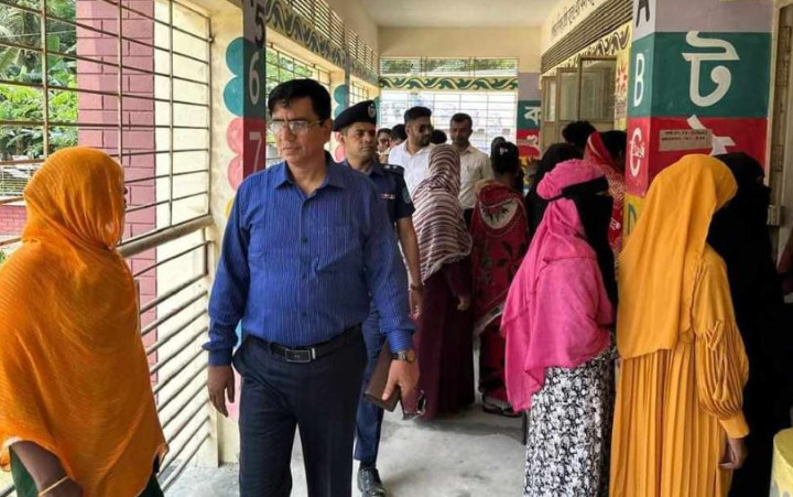 সালথায় বিভিন্ন ভোটকেন্দ্র পরিদর্শণ করেন ডিসি ও এসপি