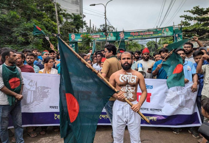 কোটা পুনর্বহালের প্রতিবাদে তাঁতিবাজার মোড় অবরোধ