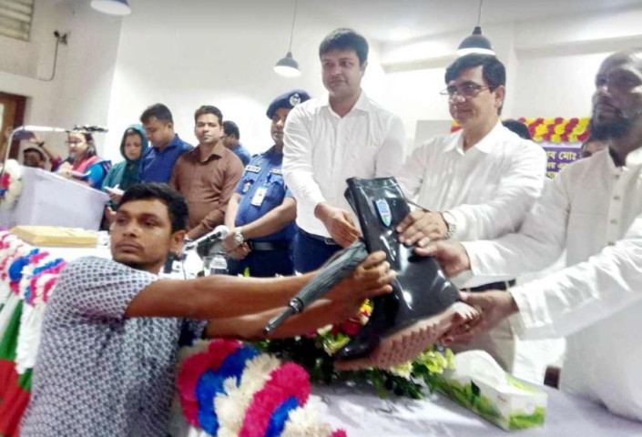 চরভদ্রাসনের চরাঞ্চলের কৃষকদের মাঝে গামবুট বিতরণ