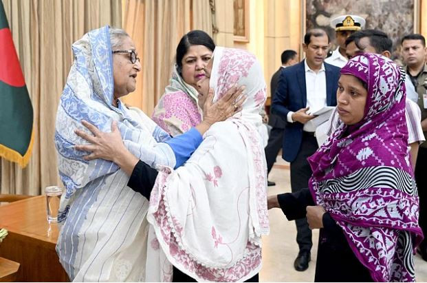 নিহতদের পরিবারের সদস্যদের প্রধানমন্ত্রীর আর্থিক সহায়তা প্রদান