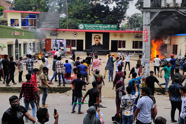 ফরিদপুরে শিক্ষার্থীদের সঙ্গে পুলিশের দফায় দফায় সংঘর্ষে