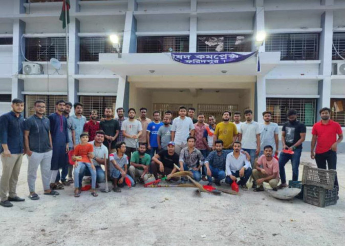 সদরপুরে পরিচ্ছন্নতা, শৃঙ্খলা-নিরাপত্তা রক্ষায় ব্যস্ত বৈষম্যবিরোধী ছাত্ররা 