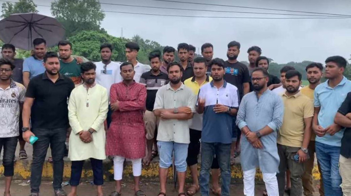 বন্যাদুর্গতদের পাশে দাঁড়াচ্ছেন চরভদ্রাসনের বৈষম্যবিরোধী শিক্ষার্থীরা