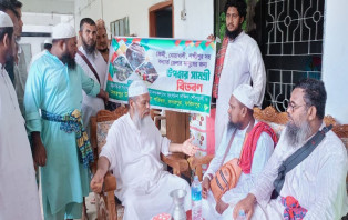 উলামা পরিষদের ত্রাণবাহী গাড়িটি পৌঁছেছে ফেনীর পরশুরামে
