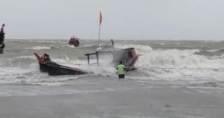 বঙ্গোপসাগরে ৮ ট্রলারডুবি, ৪ জেলের মরদেহ উদ্ধার