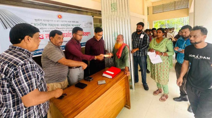 পাংশায় দুর্যোগে ক্ষতিগ্রস্ত ৫৬ পরিবারকে ঢেউটিন ও অর্থ প্রদান