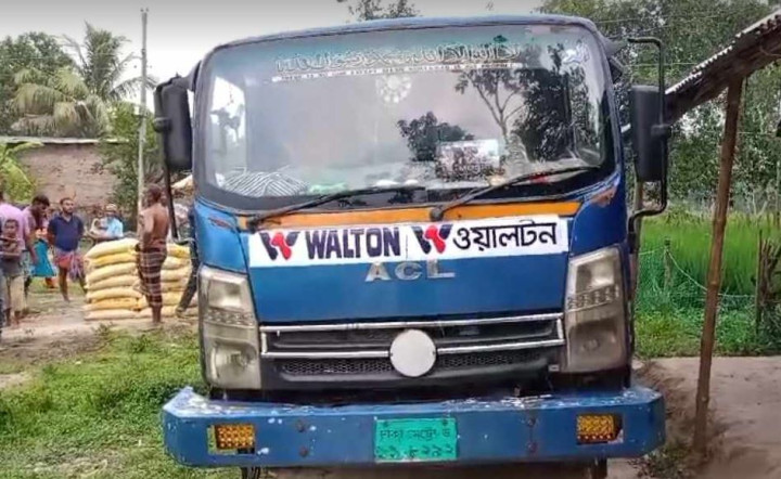 চাল পাচারের খবর সংগ্রহ করতে গিয়ে সাংবাদিকের উপর হামলা
