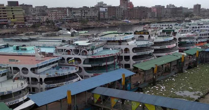 বৈরী আবহাওয়ায় উপকূলে নৌযান চলাচল বন্ধ