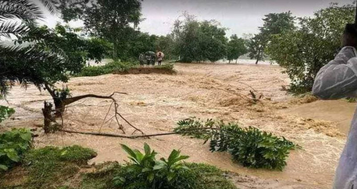 টানা বর্ষণে ধোবাউড়ায় বেড়িবাঁধ ভেঙে বাড়িঘরে পানি