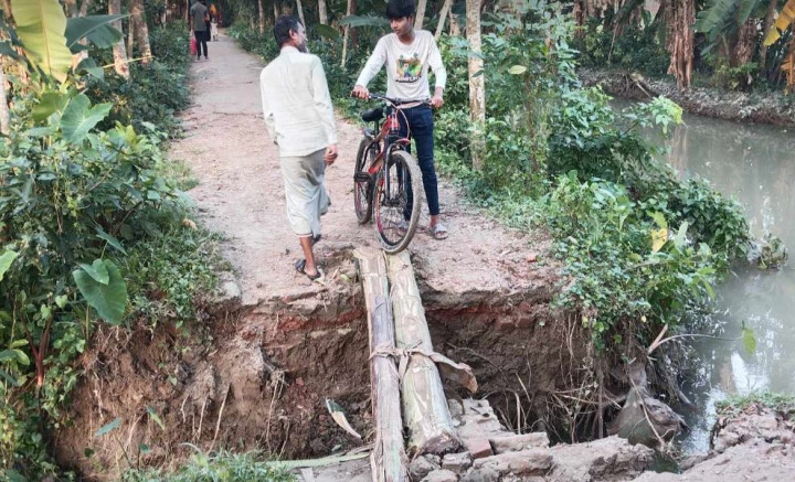 নলছিটিতে সড়ক ধসে যোগাযোগ বিচ্ছিন্ন কয়েক গ্রামের মানুষ