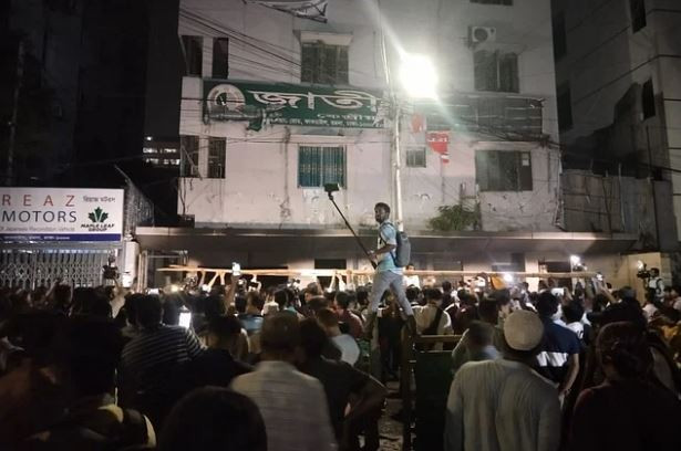 জাতীয় পার্টির কেন্দ্রীয় কার্যালয়ে আগুন