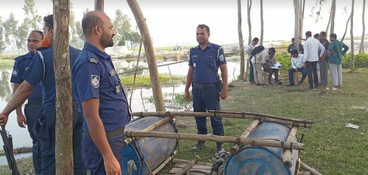 অবৈধভাবে বালু উত্তোলনের পাইপ ও মেশিন গুঁড়িয়ে দিল প্রশাসন