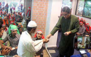 চন্দ্রপাড়া দরবারে ৫ শতাধিক জাকেরদের মধ্যে অনুদানের চেক বিতরণ