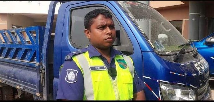 ফরিদপুরে ছিনতাইকৃত পিকআপ থেকে হাত পা বাধা ৩ জনকে উদ্ধার 