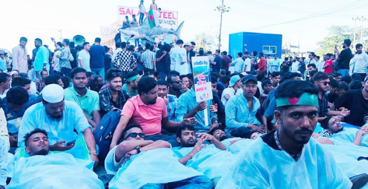 সেন্টমার্টিনে পর্যটন সীমিত করার প্রতিবাদে কক্সবাজারে সড়ক অবরোধ