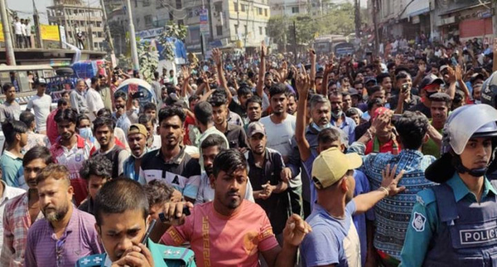পুরান ঢাকায় সড়ক অবরোধ করে ব্যাটারিচালিত রিকশাচালকদের বিক্ষোভ