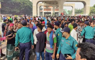 ব্যাটারিচালিত রিকশাচালকদের আগারগাঁও মোড় অবরোধ, যানজট